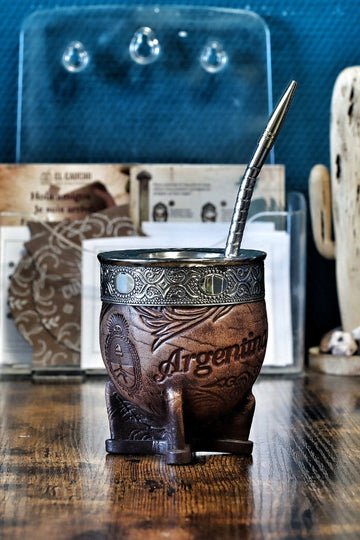 Maté impérial Argentina Baroque N°1, face « Argentina » en cuir labré, cinta abstraite