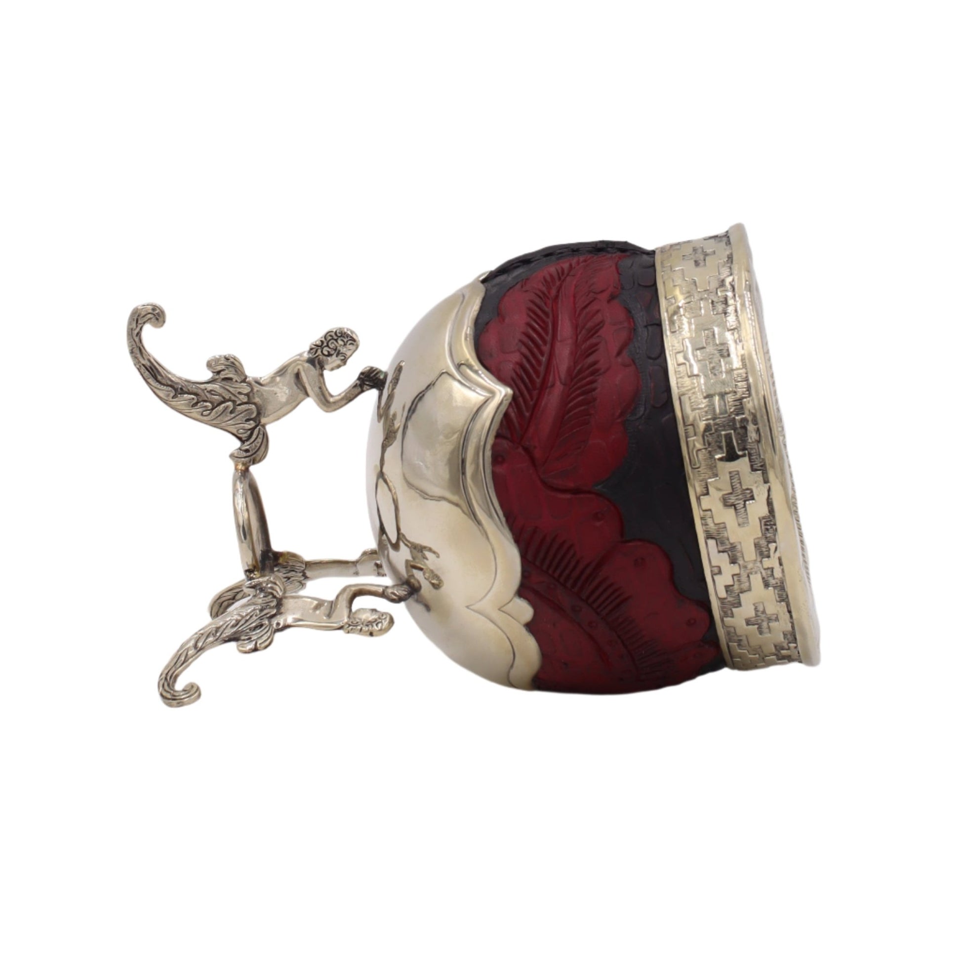 Profil : mate « Dieu Neptune » sur trépied, reliefs rouges et ciselure latérale.