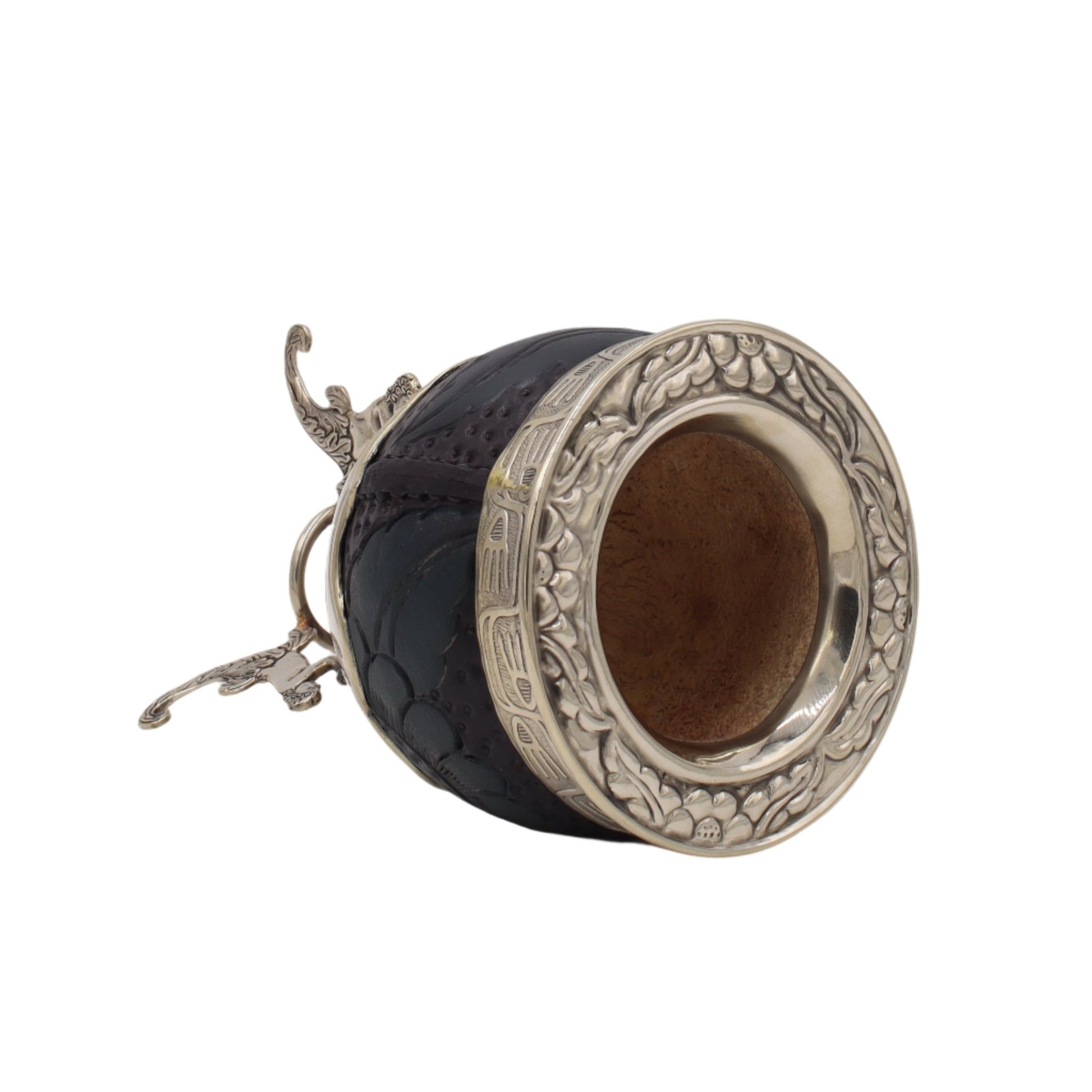 Vue du dessus : ouverture bois interne, bordure en alpaca ciselée.