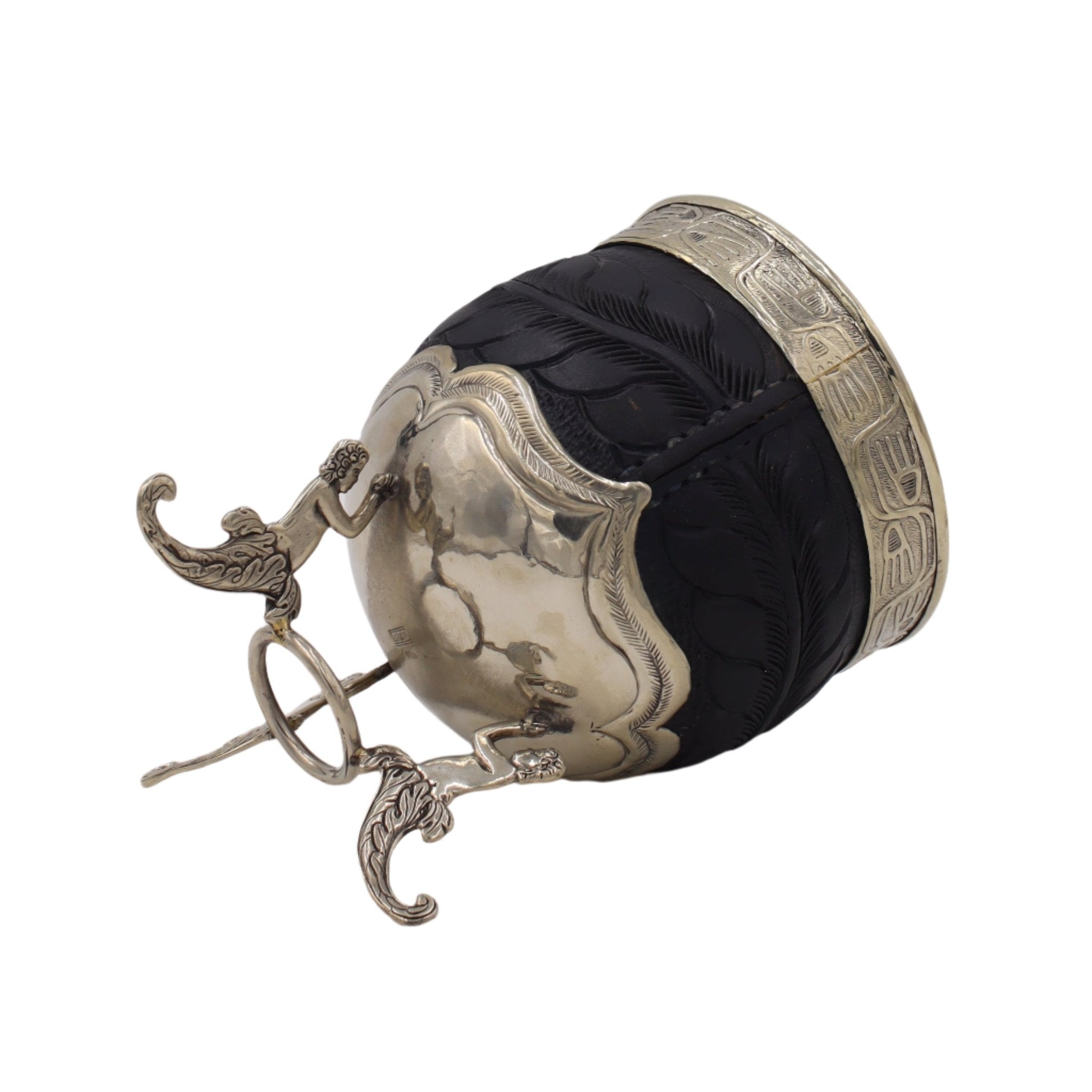 Profil : trépied ouvragé, bordure ciselée visible.