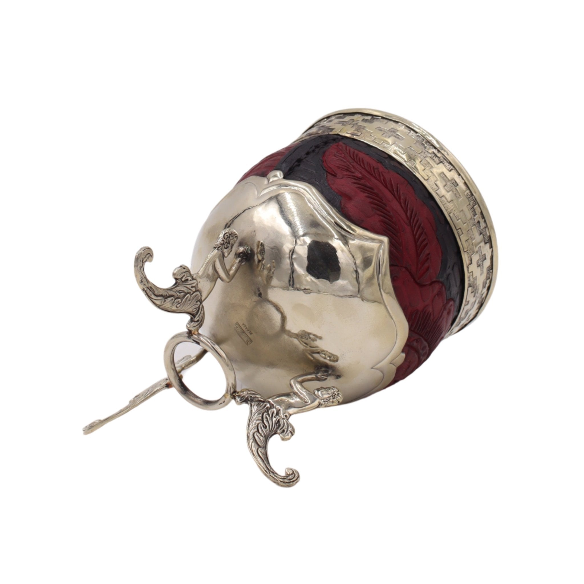 Vue inférieure : dessous du trépied et intérieur poli, bordure ciselée visible.