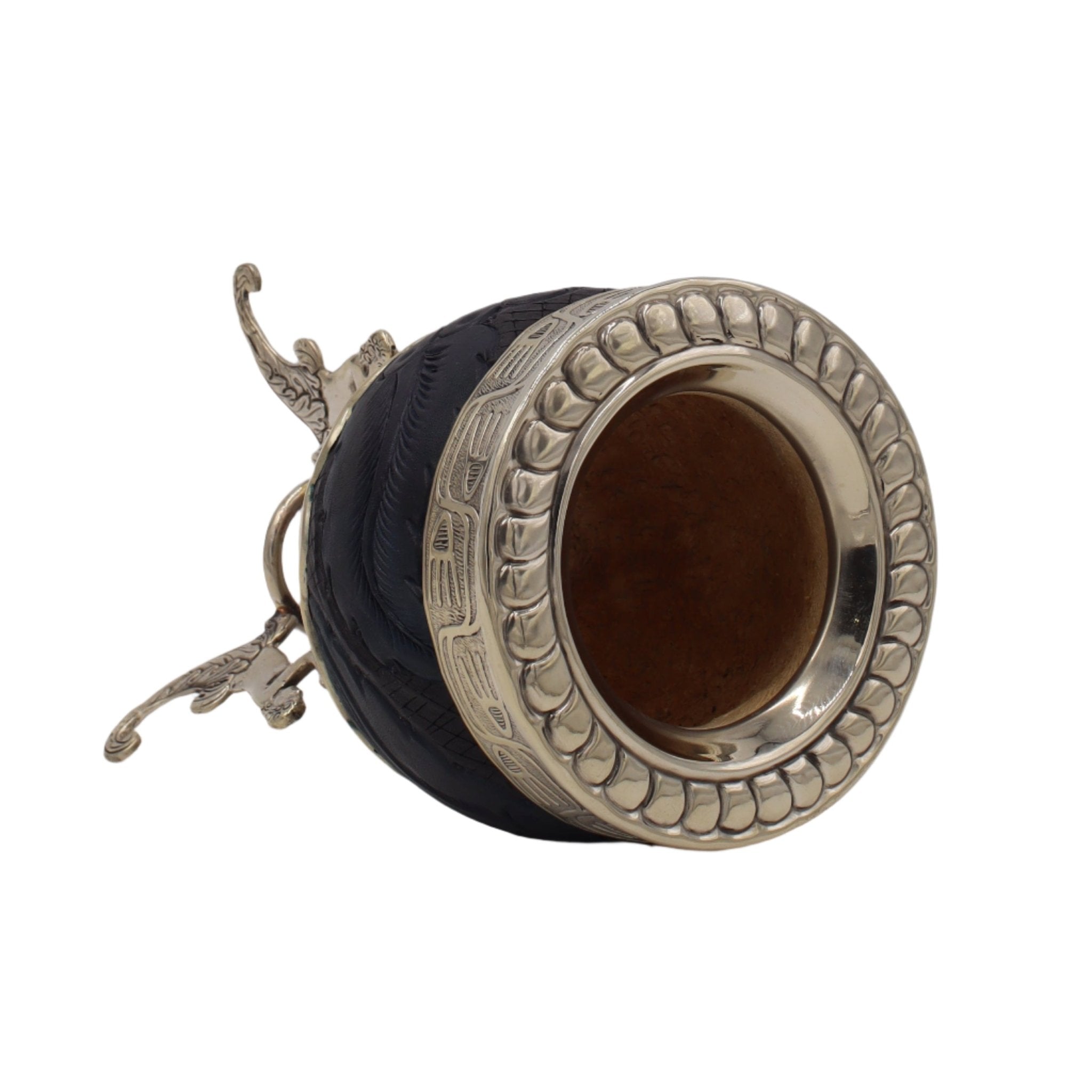 Dessus : ouverture bois, virole ciselée en médaillons.