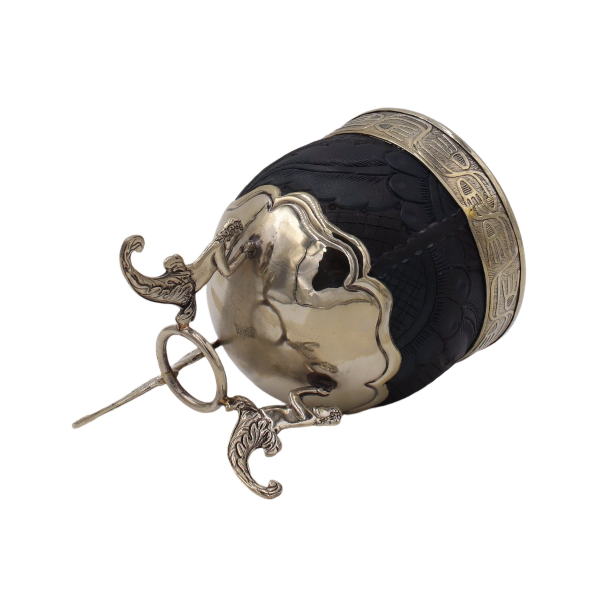 Profil : cuir noir brillant, trépied et bordure travaillés.