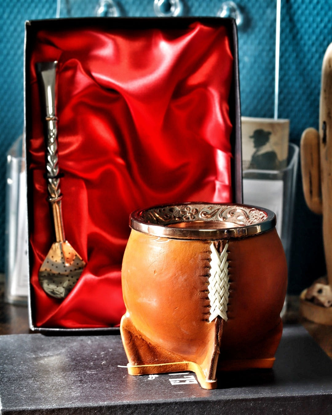 Maté Camionero Orfebre N°2 et son bombillón premium dans le coffret doublé de satin rouge