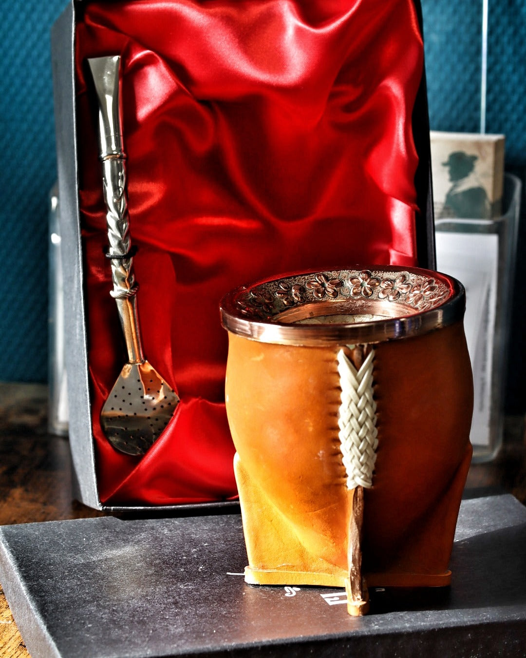 Maté Camionero Orfebre N°3 et son bombillón premium dans le coffret doublé de satin rouge