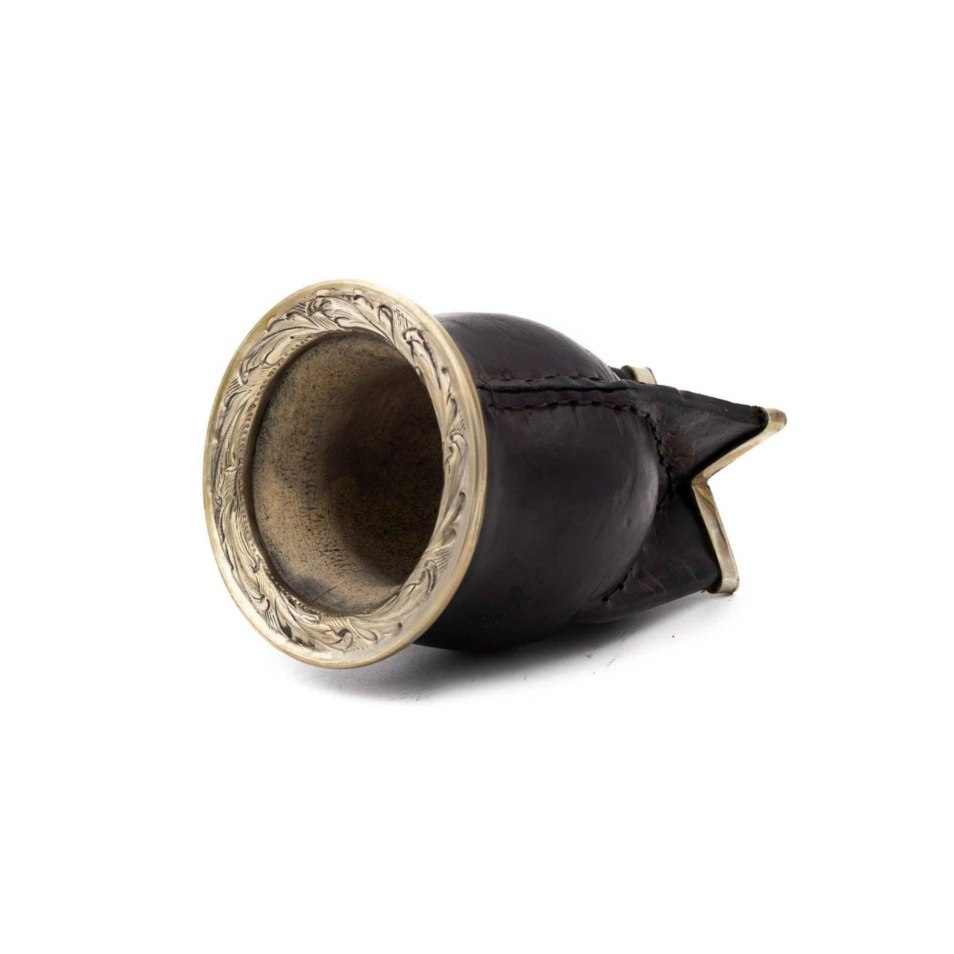 Vue du dessus couché : ouverture de la calebasse, bordure en alpaca gravée.