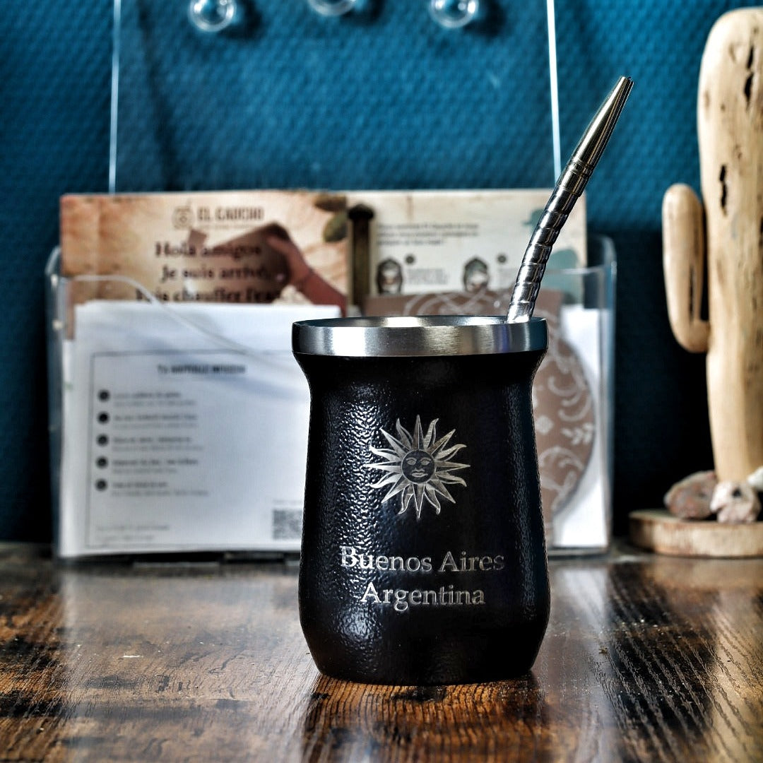 Mate Gaucho Inox noir gravé au laser : soleil de mai et « Buenos Aires Argentina », avec sa bombilla inox