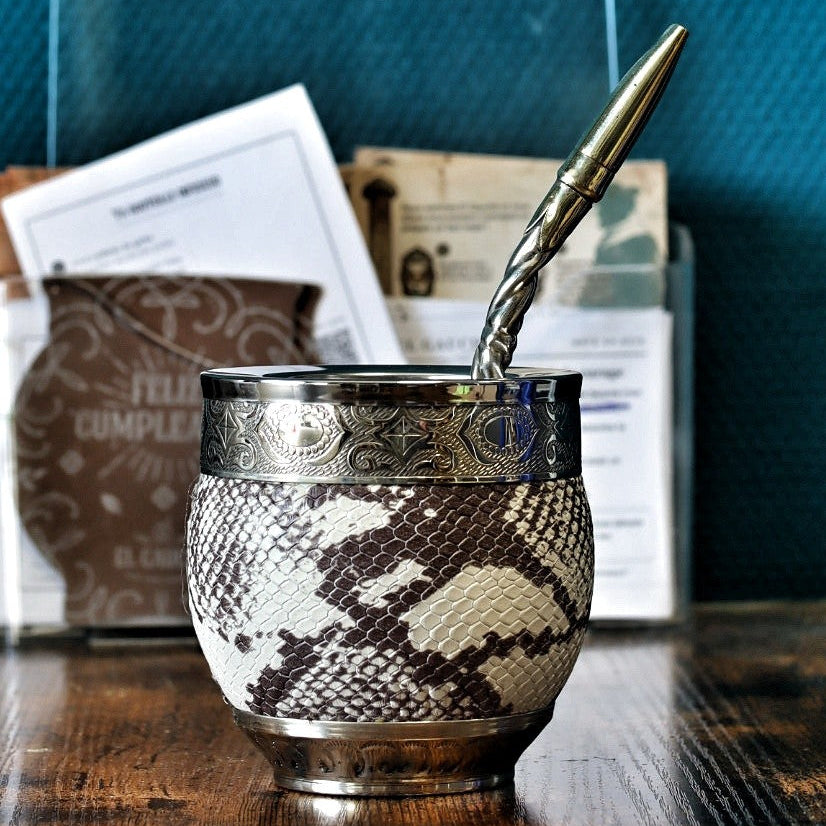 Maté Impérial à graver en cuir gaufré, virole alpaca lisse, Cinta Abstraite N°1, debout, bombilla torsadée, pièce unique 260 ml