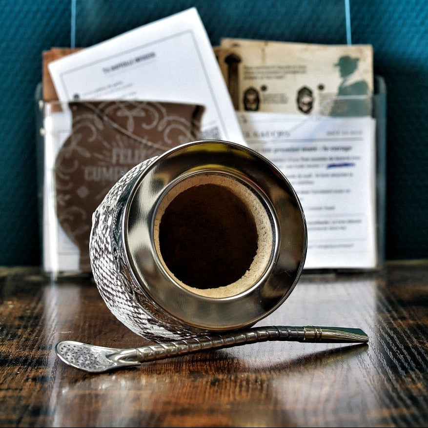 Maté Impérial en cuir travaillé façon serpent, virole alpaca lisse, Cinta Abstraite N°1, debout, bombilla pico de rey, pièce unique 260 ml