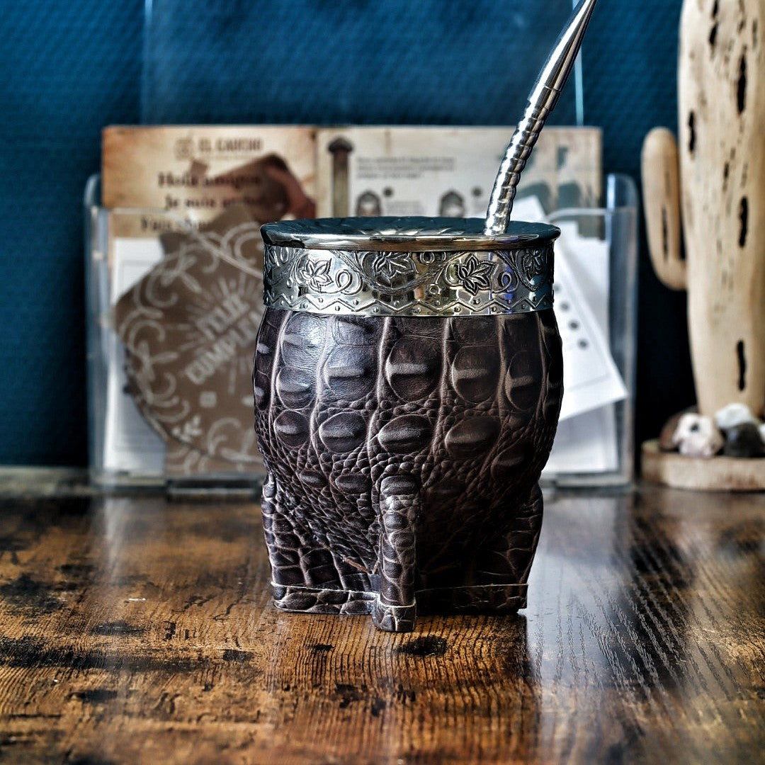 Maté Impérial Croco Chocolat Cinta Floral debout : courge habillée de double cuir façon crocodile chocolat, virole alpaca ciselée et bombilla inox