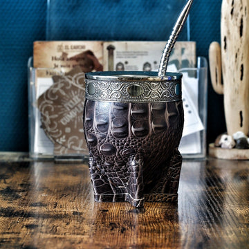 Maté Impérial Croco Chocolat Cinta Abstraite debout : courge habillée de double cuir façon crocodile chocolat, virole alpaca ciselée et bombilla inox