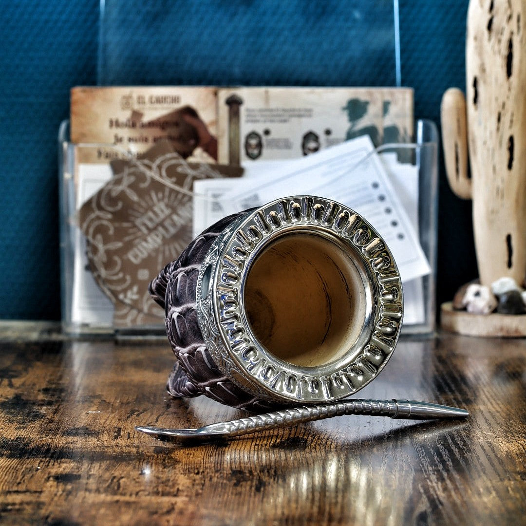 Maté Impérial Croco Chocolat Cinta Abstraite debout : courge habillée de double cuir façon crocodile chocolat, virole alpaca ciselée et bombilla inox