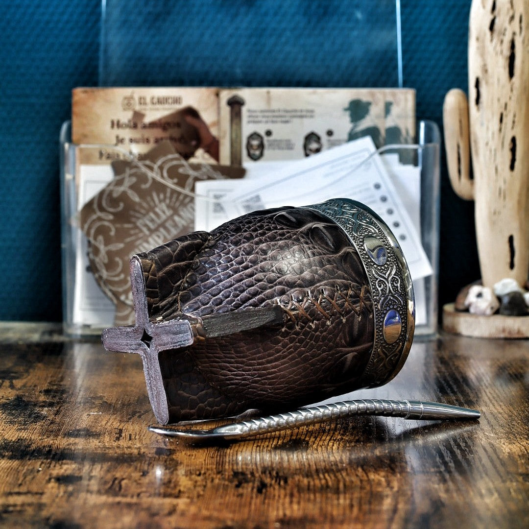 Maté Impérial Croco Chocolat Cinta Abstraite couché : double cuir façon crocodile chocolat, couture main et pieds en cuir croisés