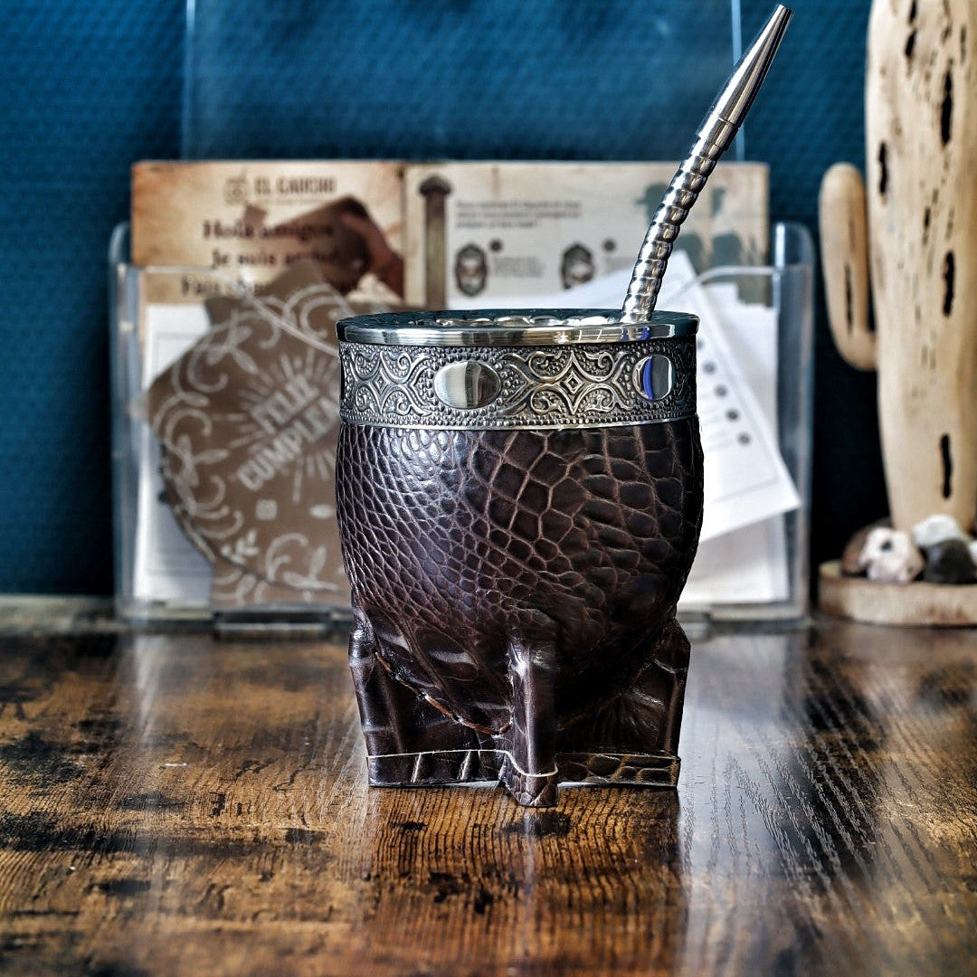 Maté Impérial Croco Chocolat Cinta Abstraite debout : courge habillée de double cuir façon crocodile chocolat, virole alpaca ciselée et bombilla inox