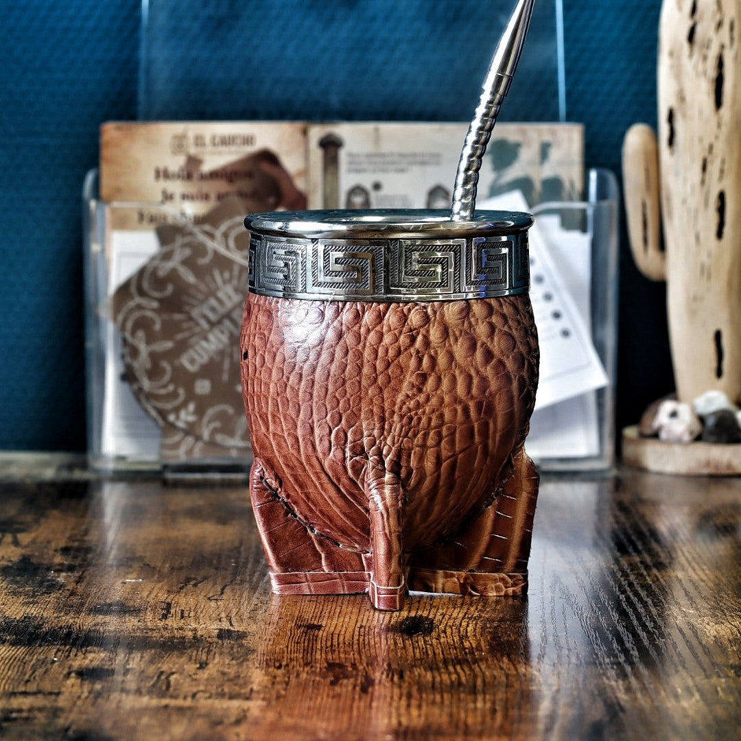 Maté Impérial Croco Cognac Cinta Grecque debout : courge habillée de double cuir façon crocodile cognac, virole alpaca ciselée et bombilla inox