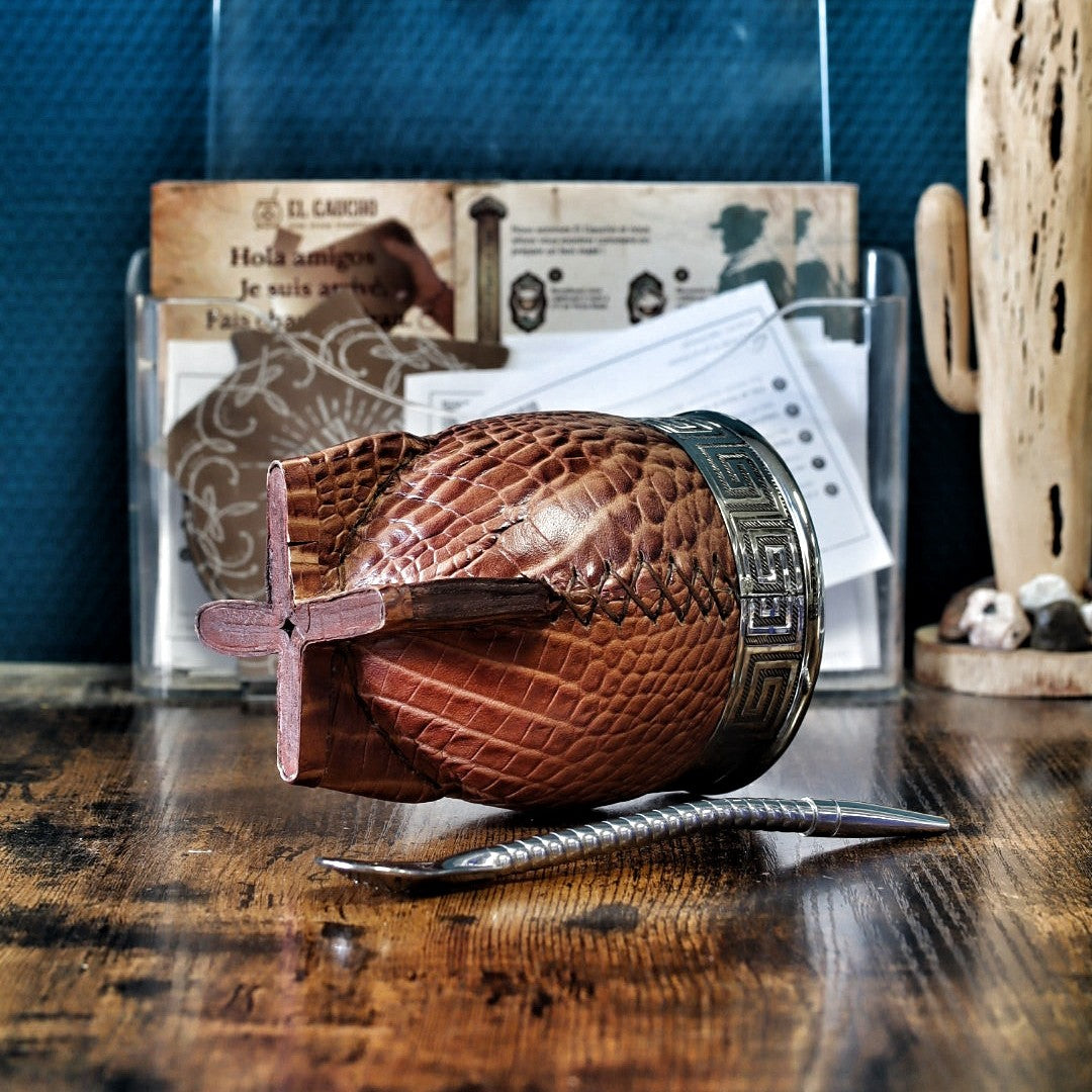 Maté Impérial Croco Cognac Cinta Grecque couché : double cuir façon crocodile cognac, couture main et pieds en cuir croisés