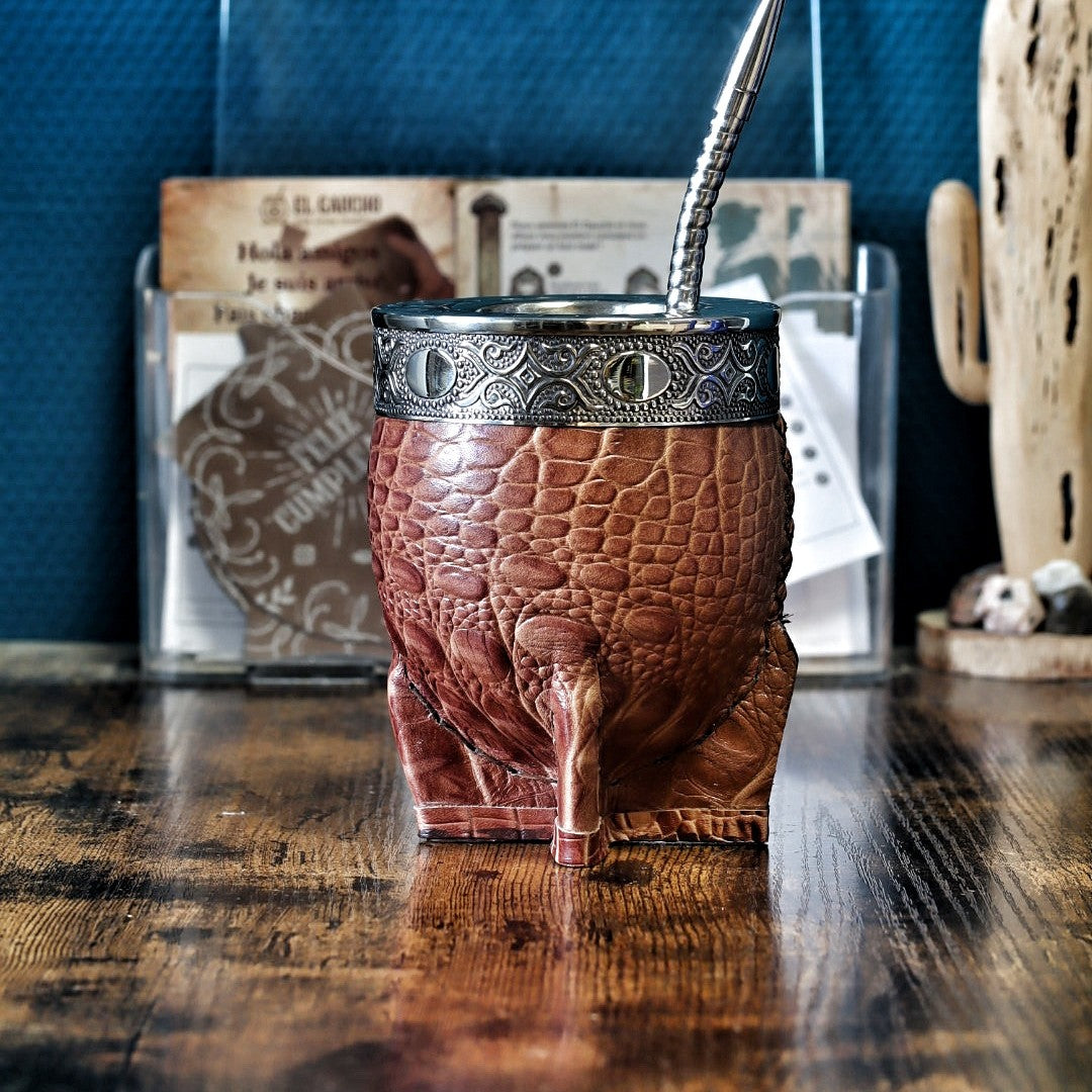 Maté Impérial Croco Cognac Cinta Abstraite debout : courge habillée de double cuir façon crocodile cognac, virole alpaca ciselée et bombilla inox