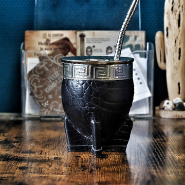 Maté Impérial Croco Noir Cinta Grecque debout : courge habillée de double cuir façon crocodile noir, virole alpaca ciselée et bombilla inox
