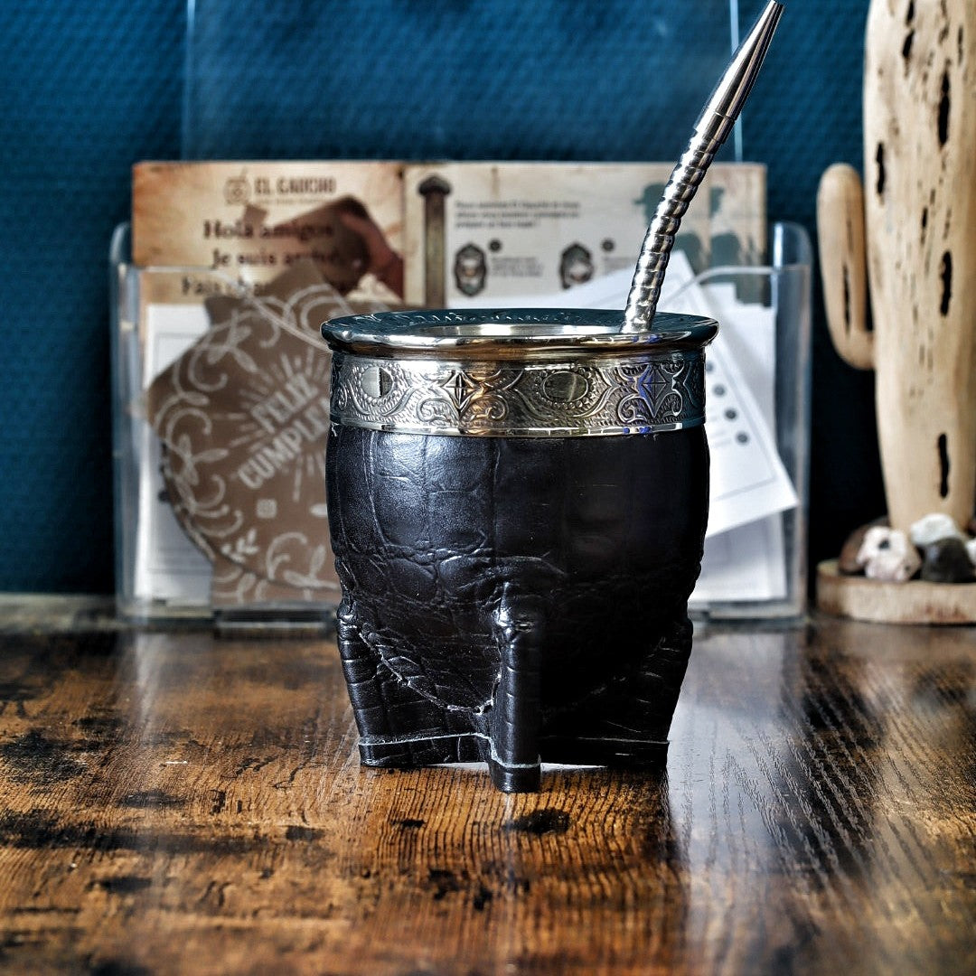 Maté Impérial Croco Noir Cinta Abstraite debout : courge habillée de double cuir façon crocodile noir, virole alpaca ciselée et bombilla inox