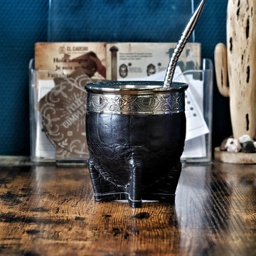 Maté Impérial Croco Noir Cinta Abstraite debout : courge habillée de double cuir façon crocodile noir, virole alpaca ciselée et bombilla inox