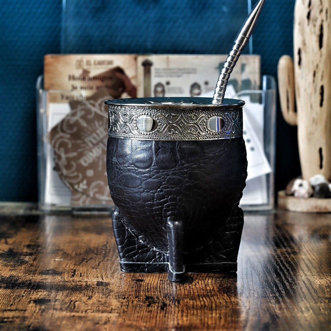 Maté Impérial Croco Noir Cinta Abstraite debout : courge habillée de double cuir façon crocodile noir, virole alpaca ciselée et bombilla inox