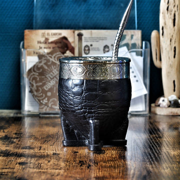 Maté Impérial Croco Noir Cinta Abstraite debout : courge habillée de double cuir façon crocodile noir, virole alpaca ciselée et bombilla inox