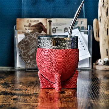 Maté Impérial Écailles de Feu Cinta Floral debout : courge habillée de double cuir rouge façon serpent, virole alpaca ciselée et bombilla inox