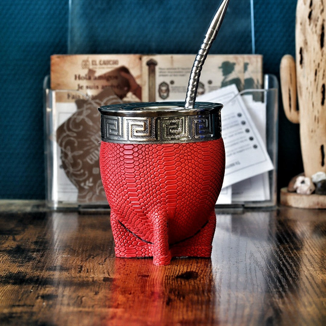 Maté Impérial Écailles de Feu Cinta Grecque debout : courge habillée de double cuir rouge façon serpent, virole alpaca ciselée et bombilla inox