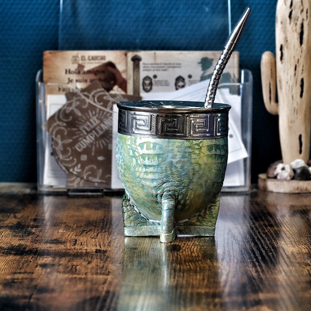 Maté Impérial Lézard Jade Cinta Grecque debout : courge habillée de double cuir vert jade façon lézard, virole alpaca ciselée et bombilla inox