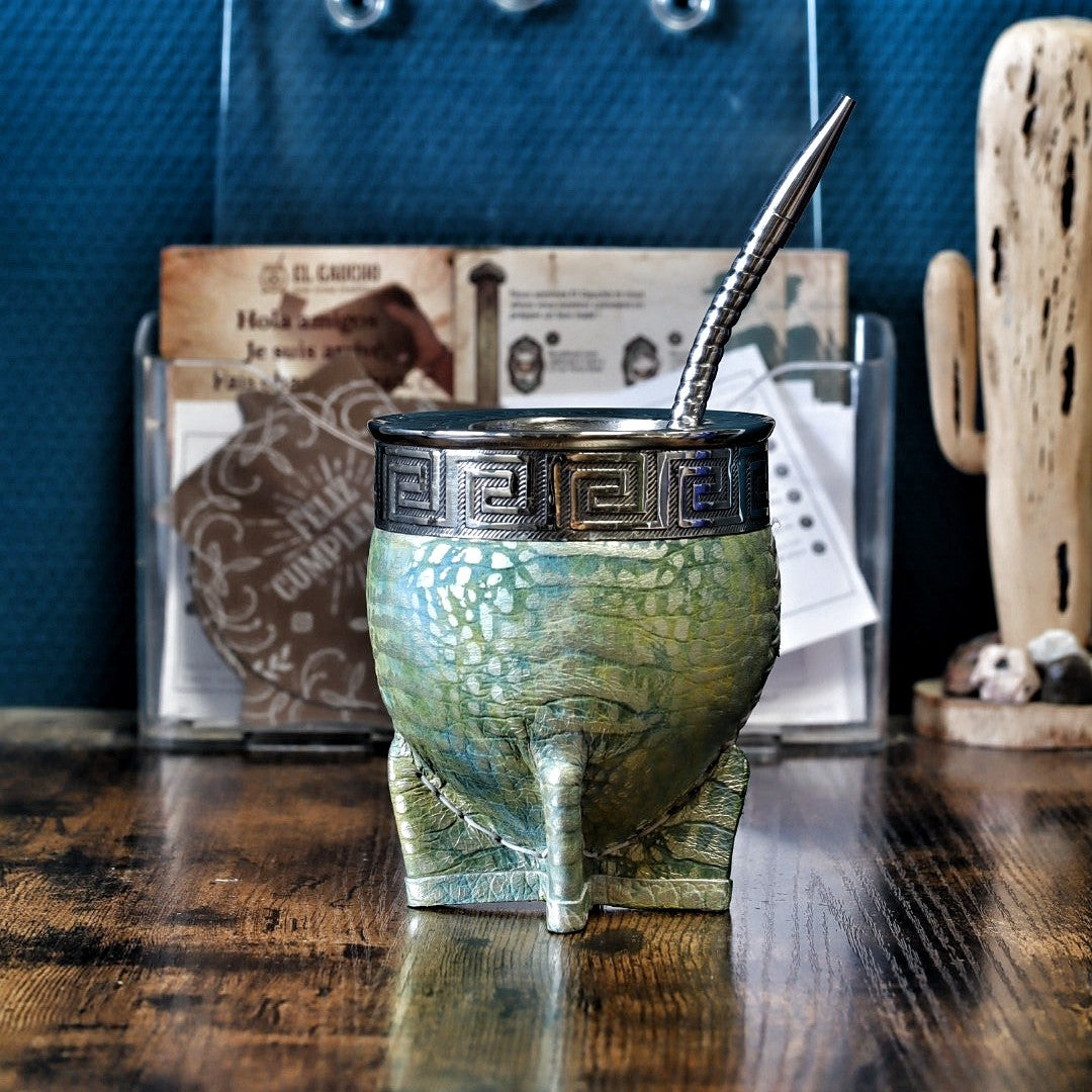 Maté Impérial Lézard Jade Cinta Grecque debout : courge habillée de double cuir vert jade façon lézard, virole alpaca ciselée et bombilla inox