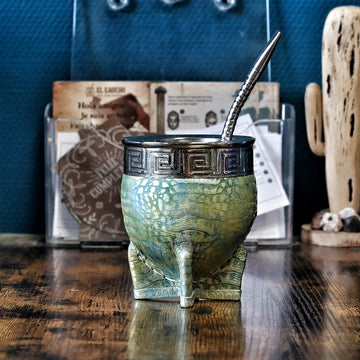 Maté Impérial Lézard Jade Cinta Grecque debout : courge habillée de double cuir vert jade façon lézard, virole alpaca ciselée et bombilla inox