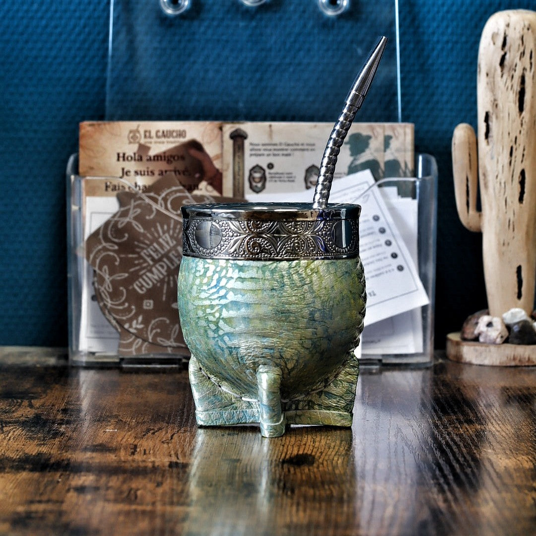Maté Impérial Lézard Jade Cinta Abstraite debout : courge habillée de double cuir vert jade façon lézard, virole alpaca ciselée et bombilla inox
