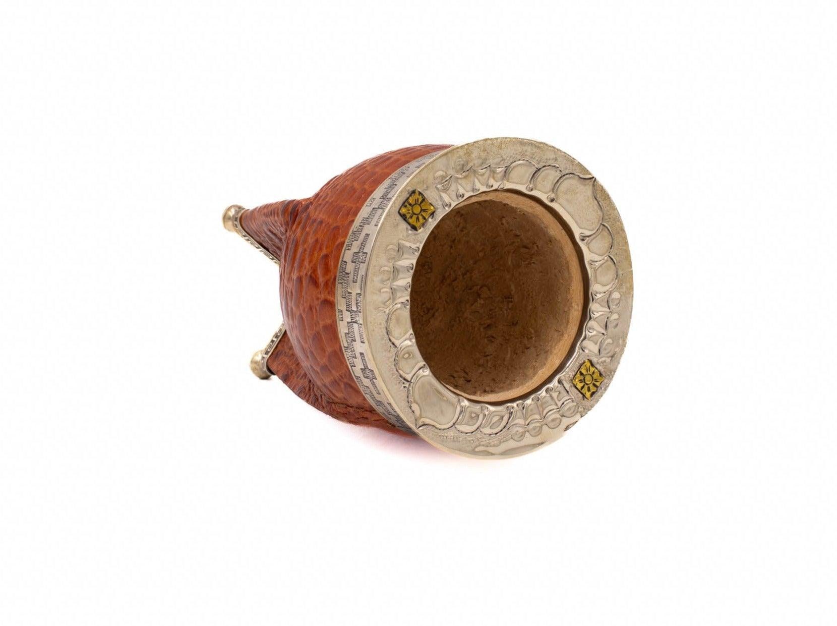 Vue du dessus couché : ouverture bois, couronne en alpaca ciselée/incrustée.