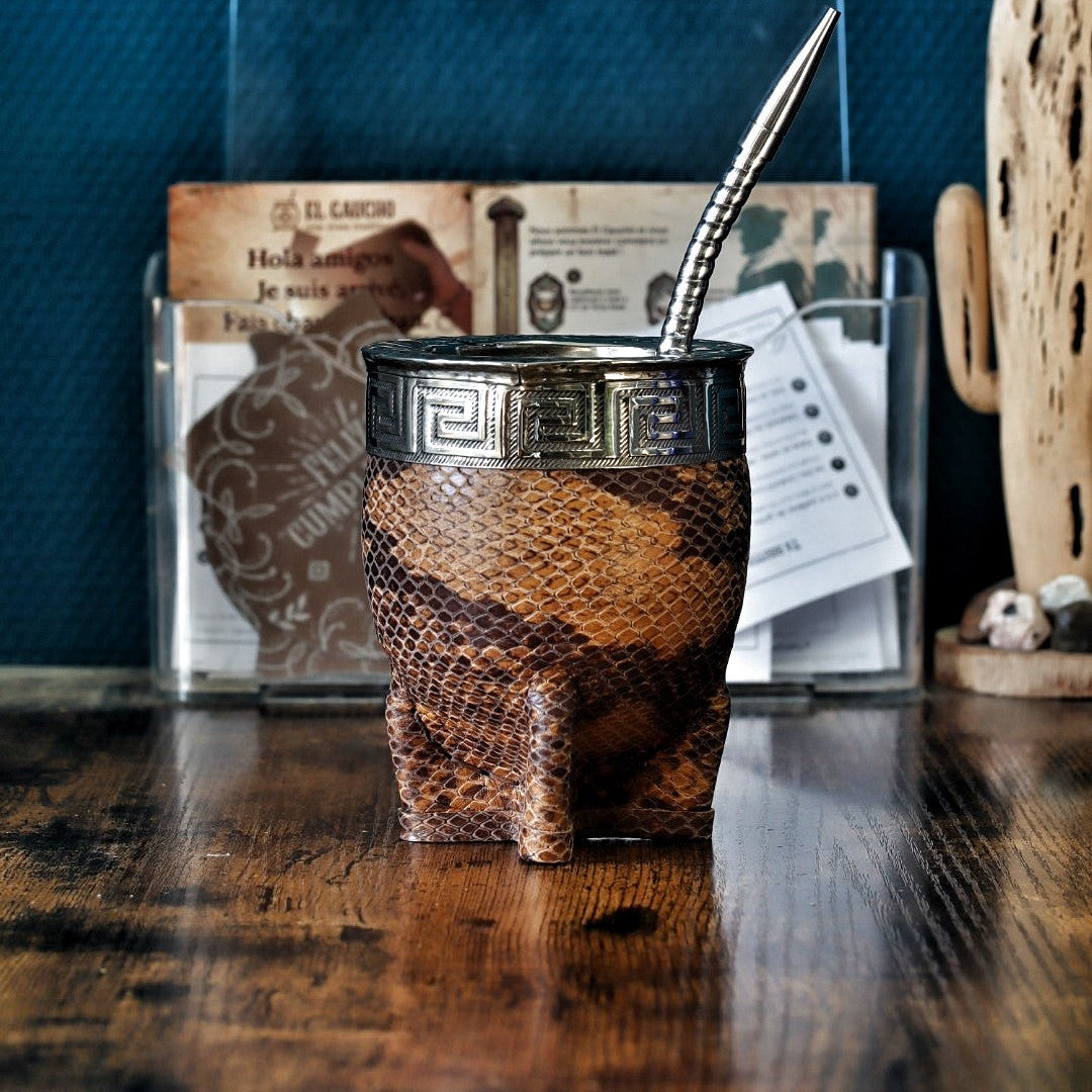 Maté Impérial Python Caramel Cinta Grecque debout : courge habillée de double cuir façon python caramel, virole alpaca ciselée et bombilla inox