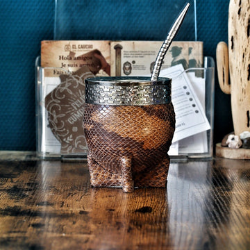 Maté Impérial Python Caramel Cinta Pampa debout : courge habillée de double cuir façon python caramel, virole alpaca ciselée et bombilla inox