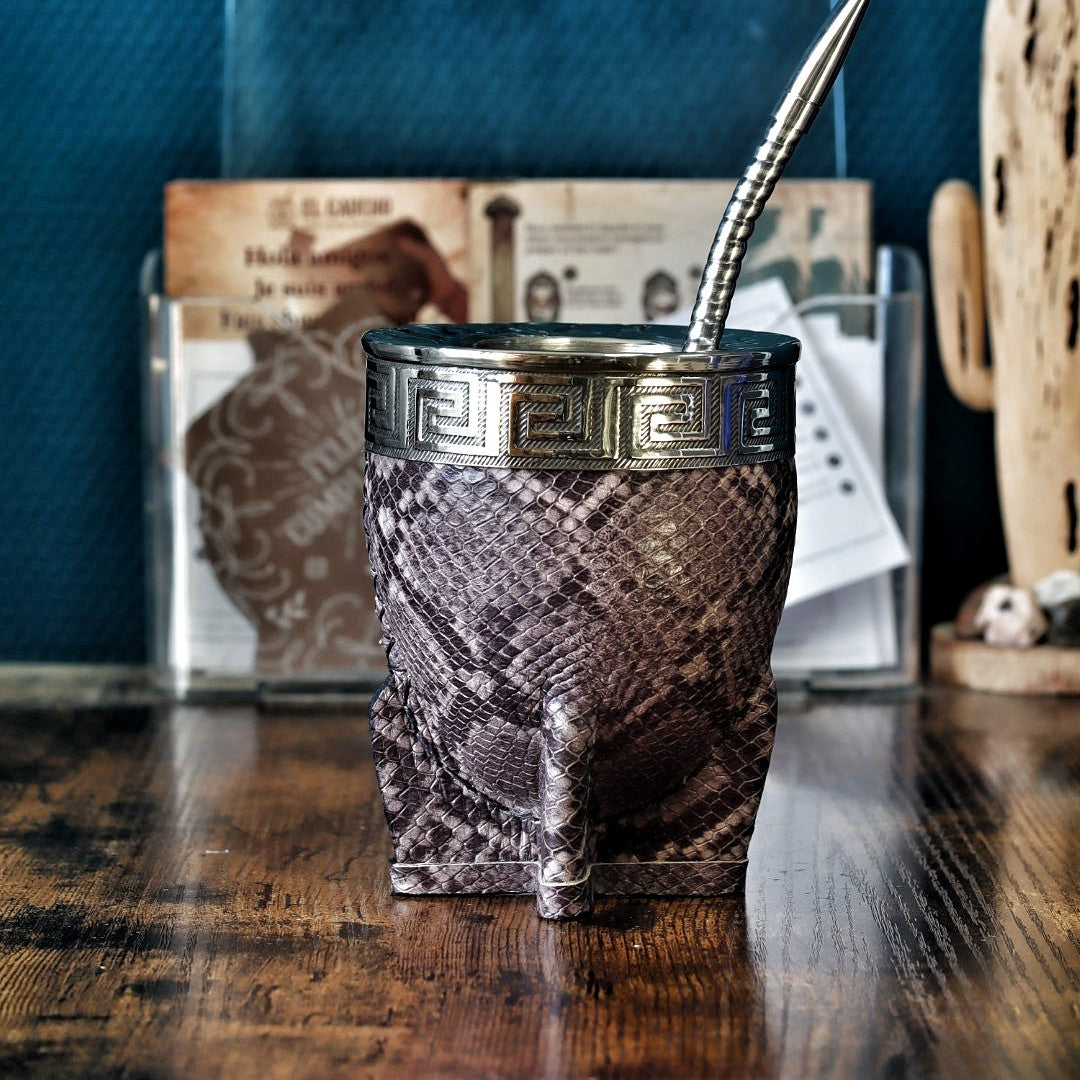 Maté Impérial Python Gris Cinta Grecque debout : courge habillée de double cuir façon python gris, virole alpaca ciselée et bombilla inox