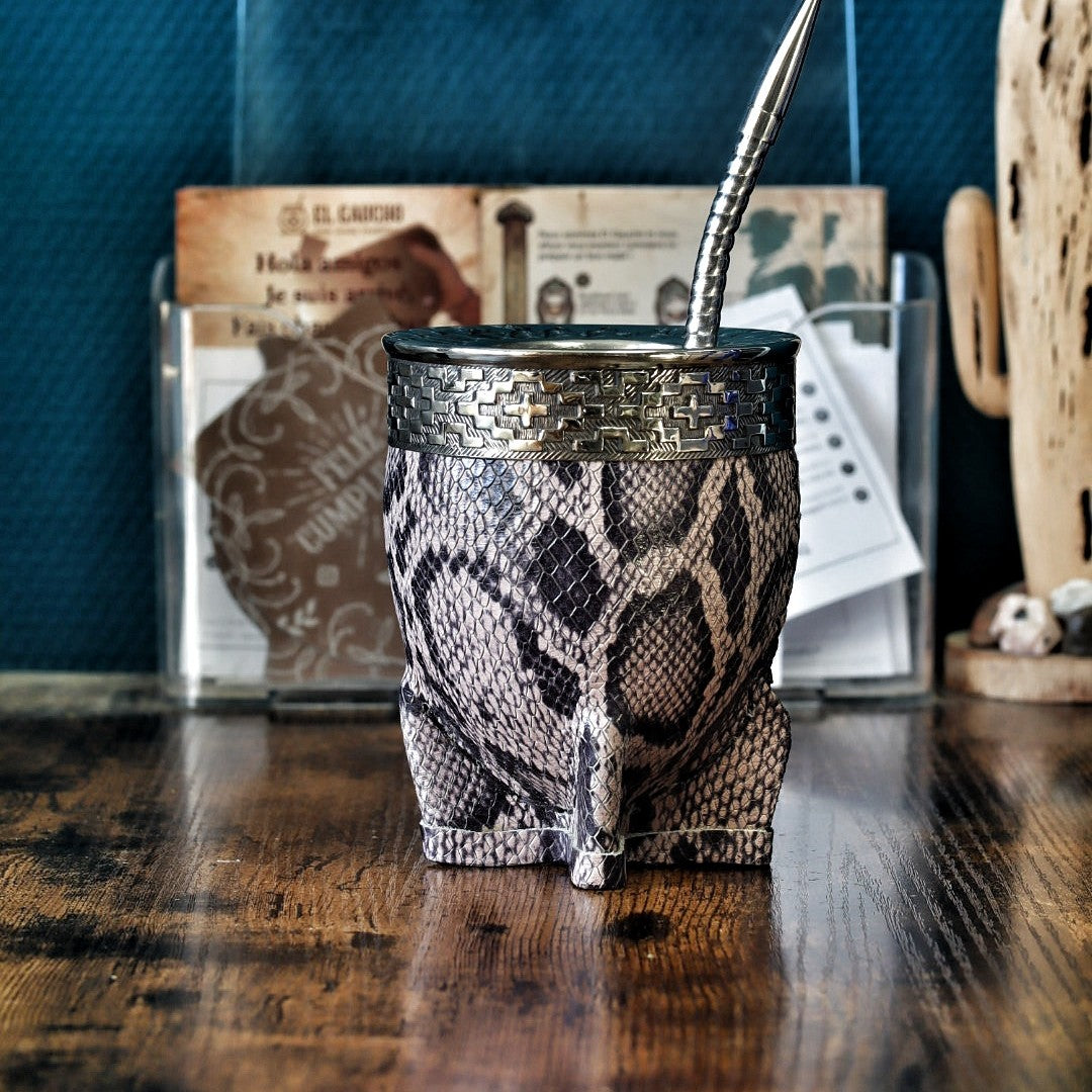 Maté Impérial Python Gris Cinta Pampa debout : courge habillée de double cuir façon python gris, virole alpaca ciselée et bombilla inox