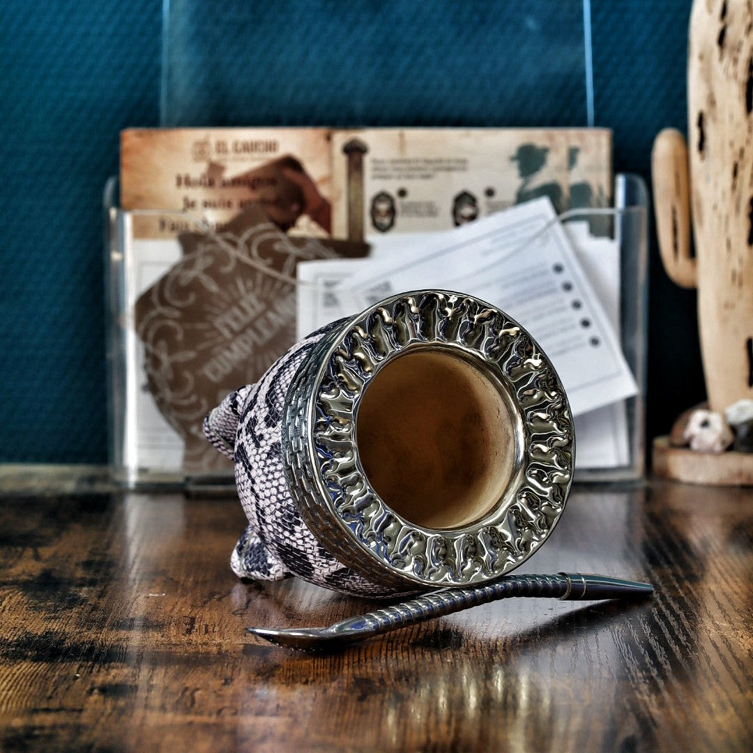 Maté Impérial Python Gris Cinta Pampa debout : courge habillée de double cuir façon python gris, virole alpaca ciselée et bombilla inox