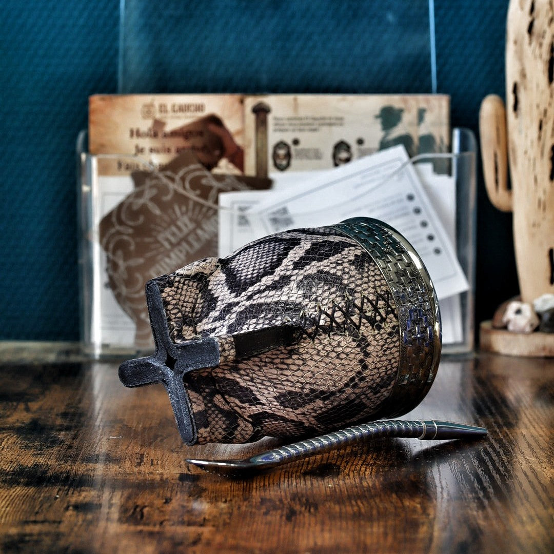 Maté Impérial Python Gris Cinta Pampa couché : double cuir façon python gris, couture main et pieds en cuir croisés