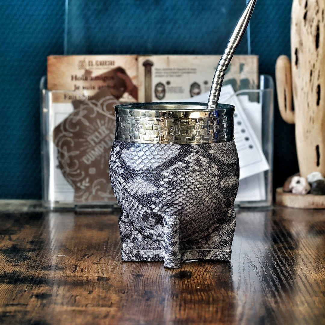 Maté Impérial Python Gris Cinta Pampa debout : courge habillée de double cuir façon python gris, virole alpaca ciselée et bombilla inox