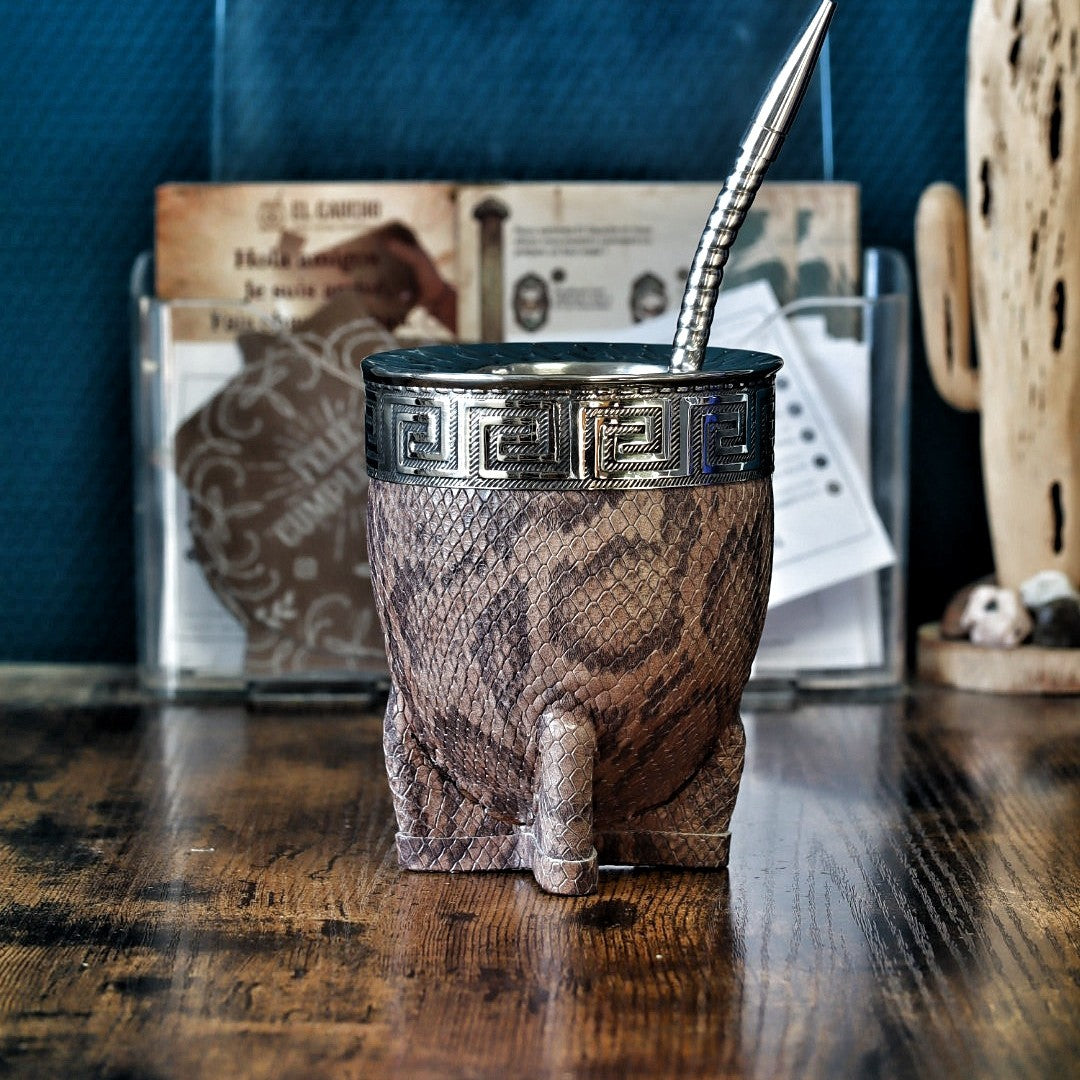 Maté Impérial Python Sable Cinta Grecque debout : courge habillée de double cuir façon python sable, virole alpaca ciselée et bombilla inox