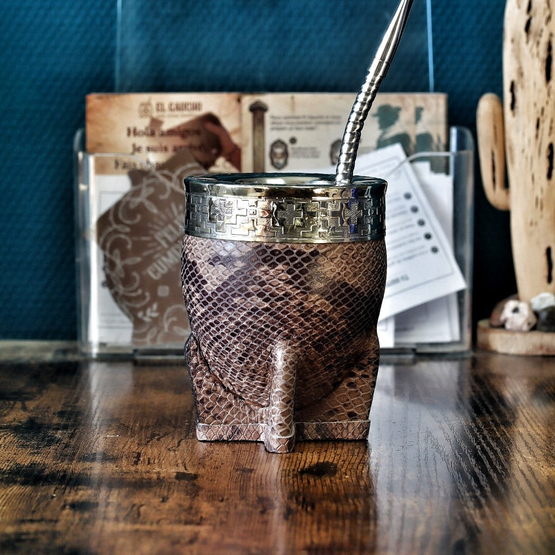 Maté Impérial Serpent Cacao Cinta Pampa debout : courge habillée de double cuir façon serpent cacao, virole alpaca ciselée et bombilla inox