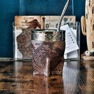 Maté Impérial Serpent Cacao Cinta Pampa debout : courge habillée de double cuir façon serpent cacao, virole alpaca ciselée et bombilla inox