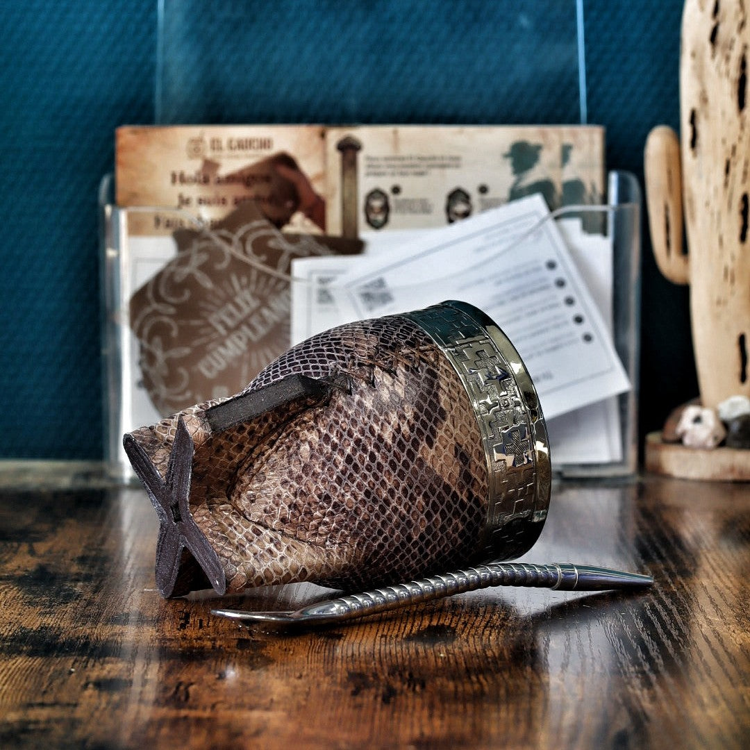 Maté Impérial Serpent Cacao Cinta Pampa couché : double cuir façon serpent cacao, couture main et pieds en cuir croisés
