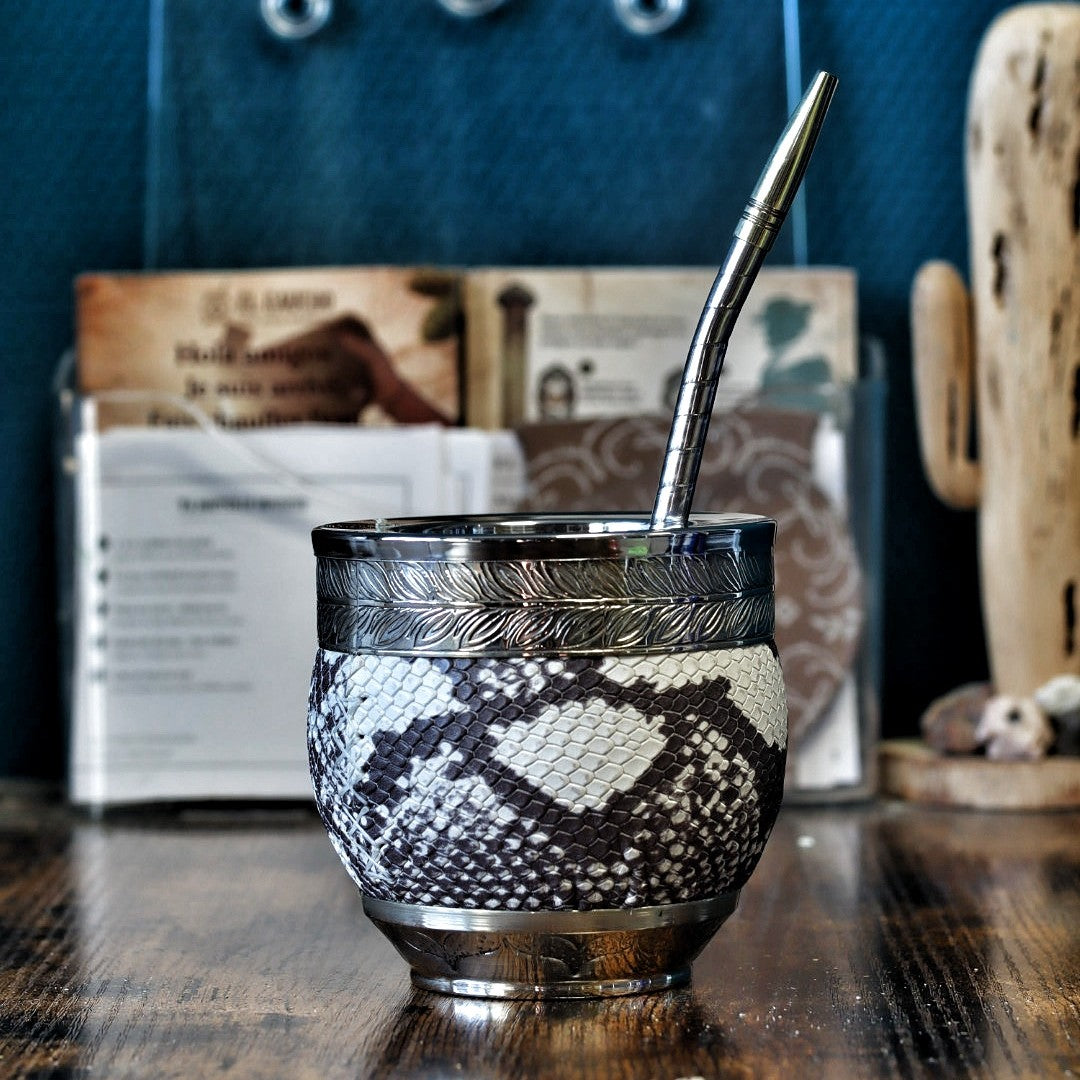 Maté Impérial en cuir façon serpent noir et blanc, virole d'alpaca à cinta floral ciselée, avec sa bombilla inox