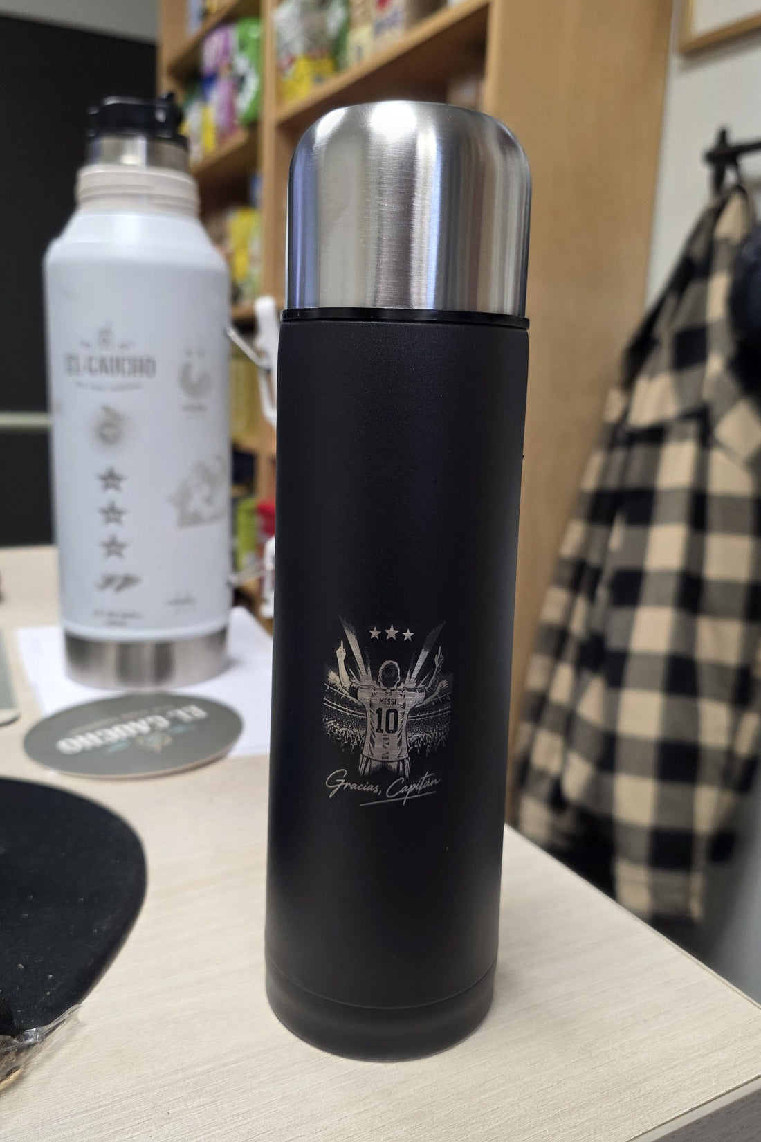 Mate Listo Édition Messi : la gravure laser « Gracias, Capitán » telle qu'elle rend sur le thermos noir (photo de l'atelier)