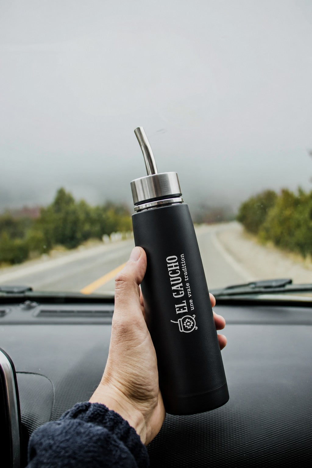 Mate Listo El Gaucho tenu en main dans une voiture, bombilla en inox, la route devant
