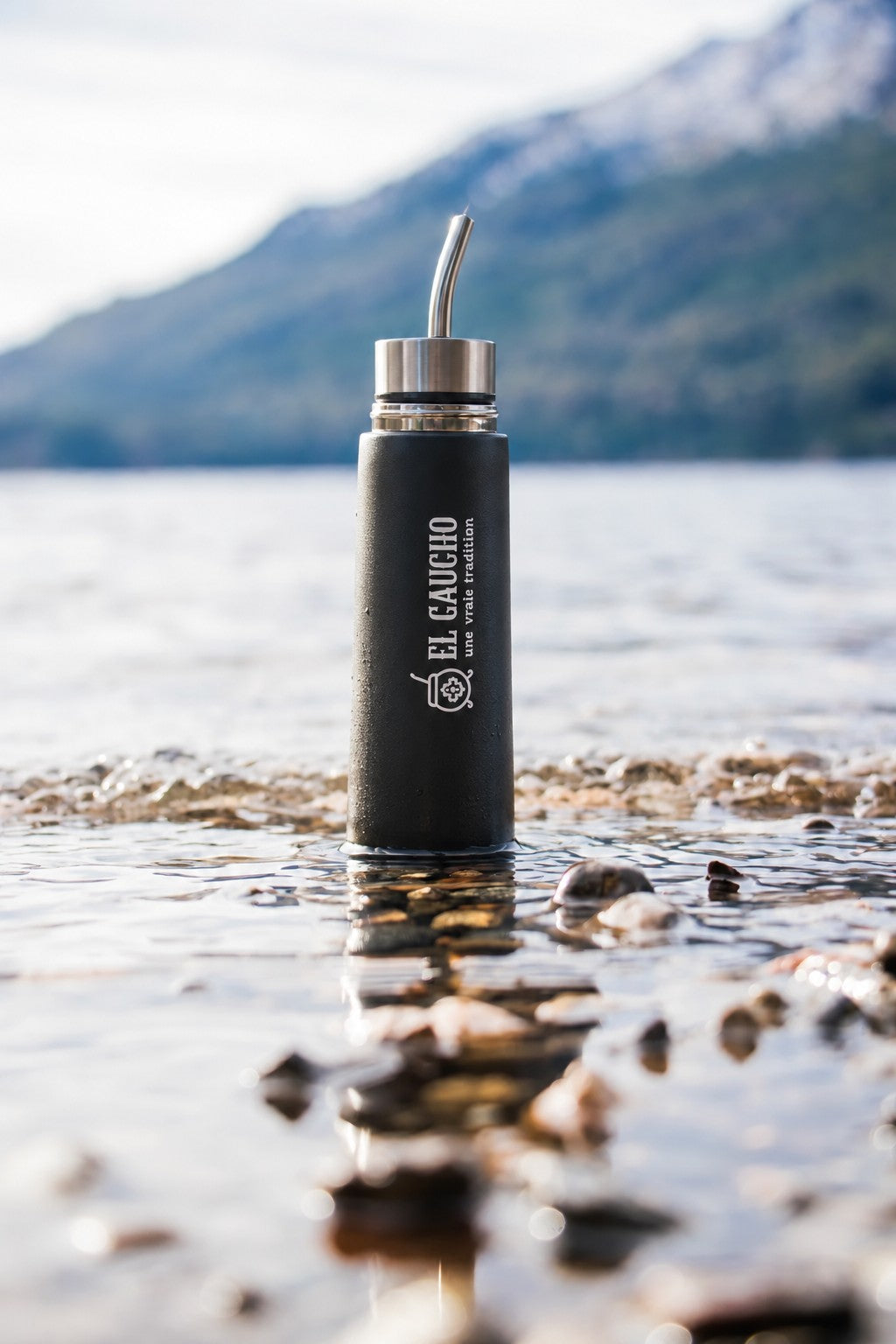 Mate Listo El Gaucho posé dans l'eau claire d'un lac de montagne