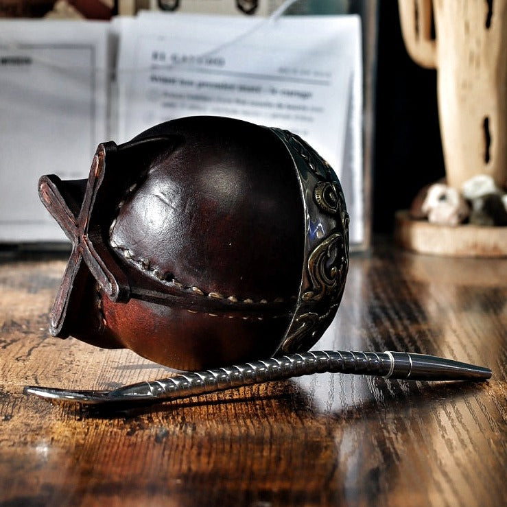 Maté Torpedo Bronze en Relief N°1 vu de dessous : pied en cuir en croix et couture main