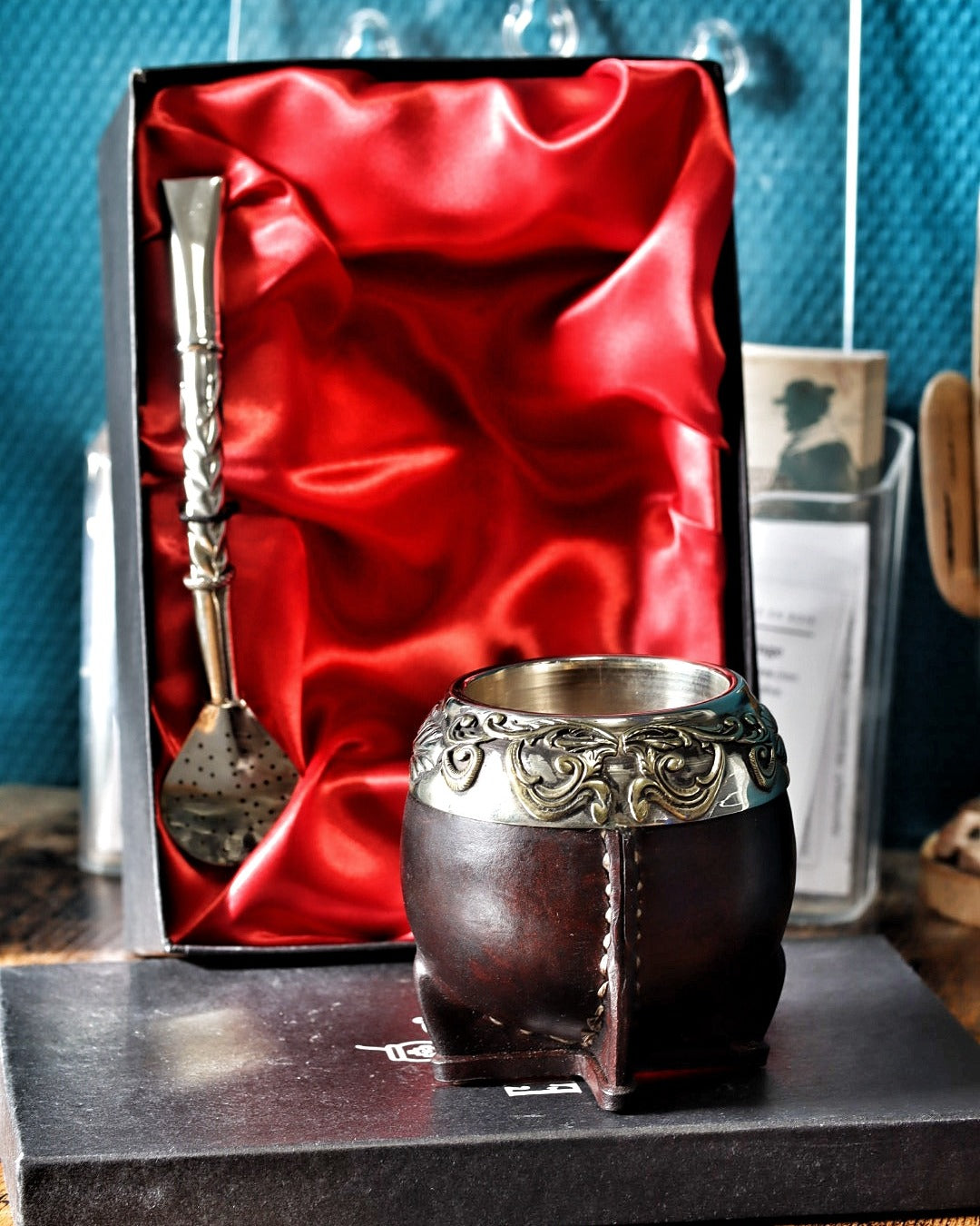 Maté Torpedo Bronze en Relief N°1 avec le bombillón premium dans son coffret doublé de satin rouge